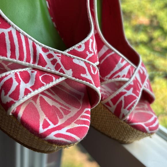 Lilly Pulitzer peep toe platform wedge slingback heels with gold tone buckles - Picture 11 of 16